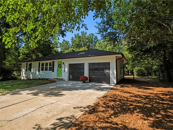 700 NE Lindberg Dr, Kansas City, MO 64118