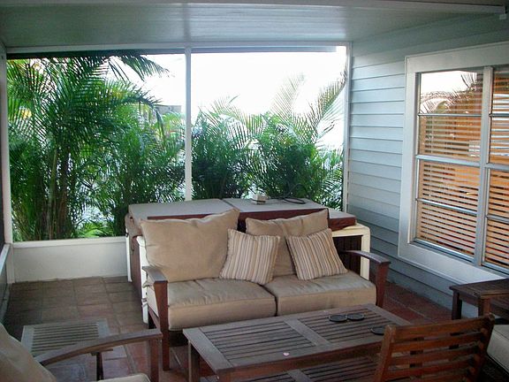 tiled screened porch/hot tub