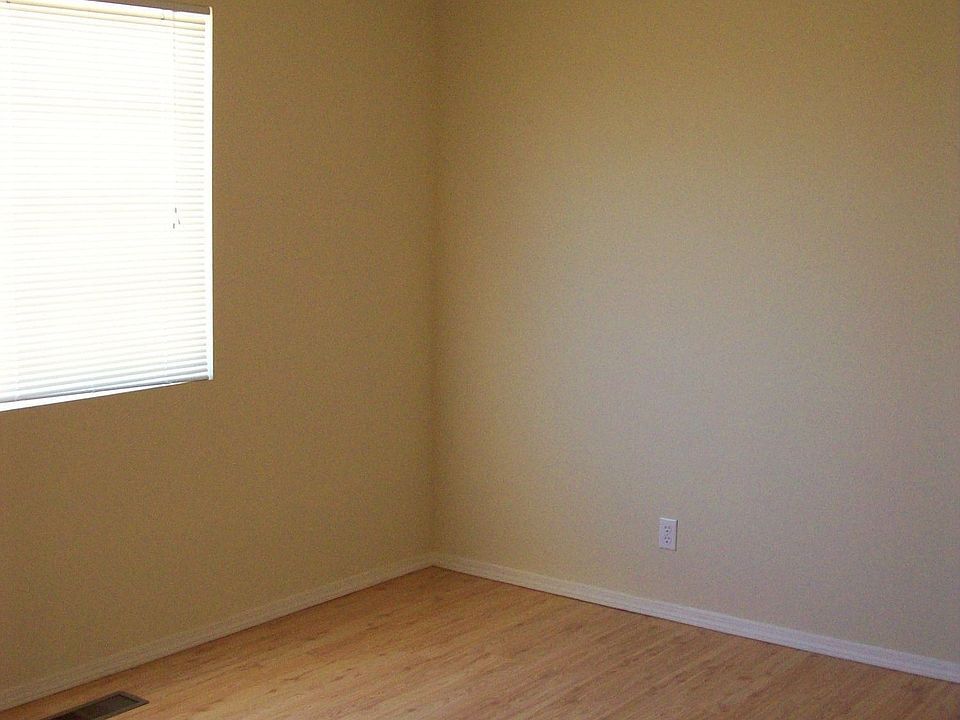 2nd image of 625 9th St NE
