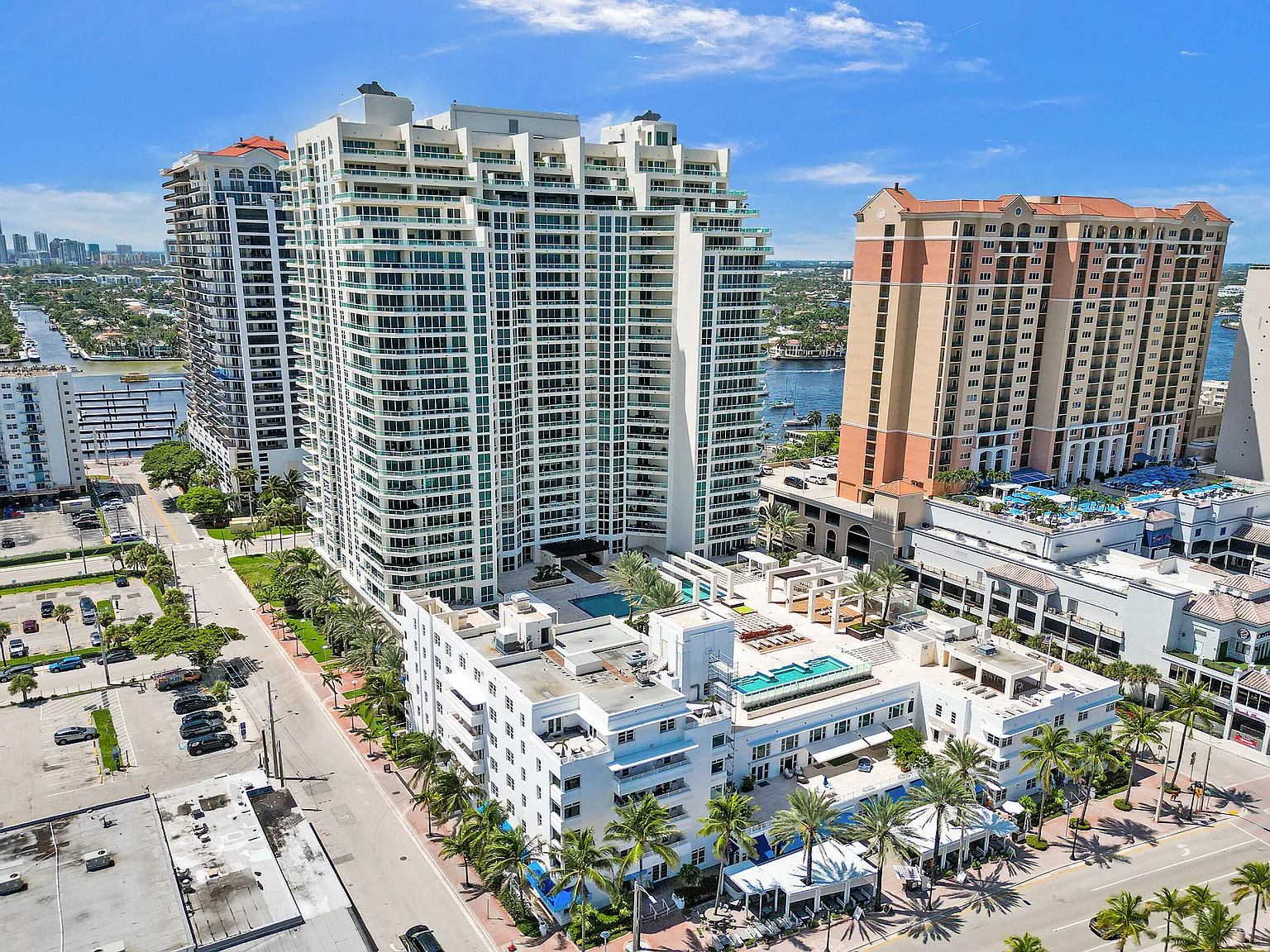 Las Olas Beach Club — Photo 3