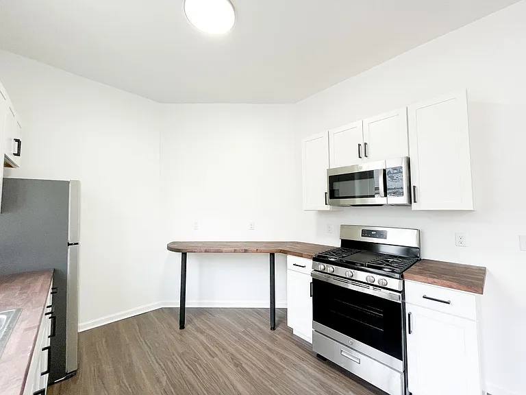 07 - 807 Eureka — Photo 3