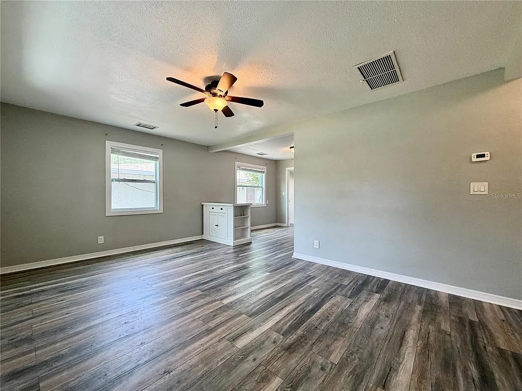 3 bed, 1.0 bath, 990 sqft, $2,200 — Photo 4