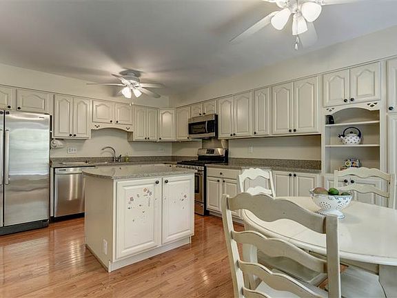 3rd image of 10417 Carriagepark Ct