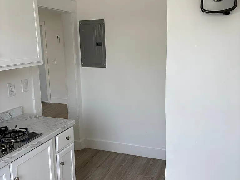 851 SW 4th St #6 — Photo 3