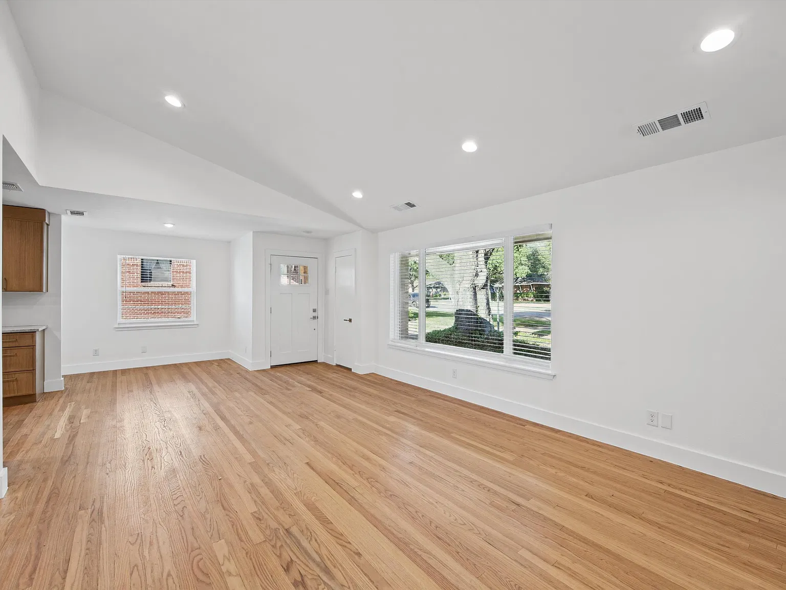 2 bed, 1092 sqft, $3,200 — Photo 3