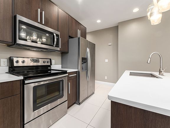 Kitchen and Breakfast Bar