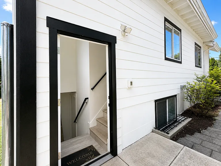 5910 NE 60th Ave — Photo 24