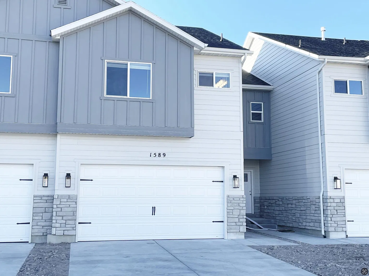 4 bed, 3.5 bath, 2156 sqft, $2,300 — Photo 2