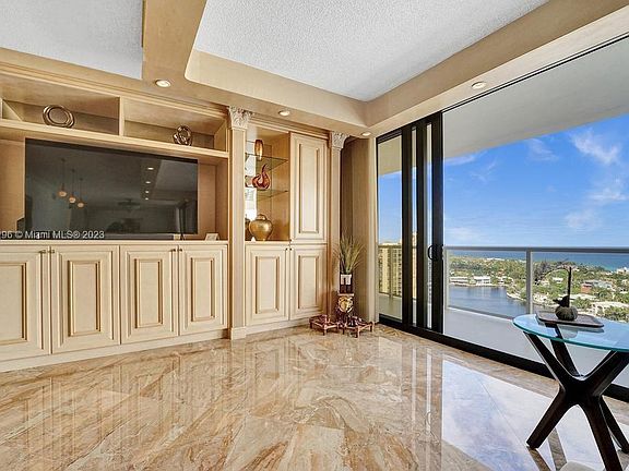 5th image of 20281 E Country Club Dr APT 2014