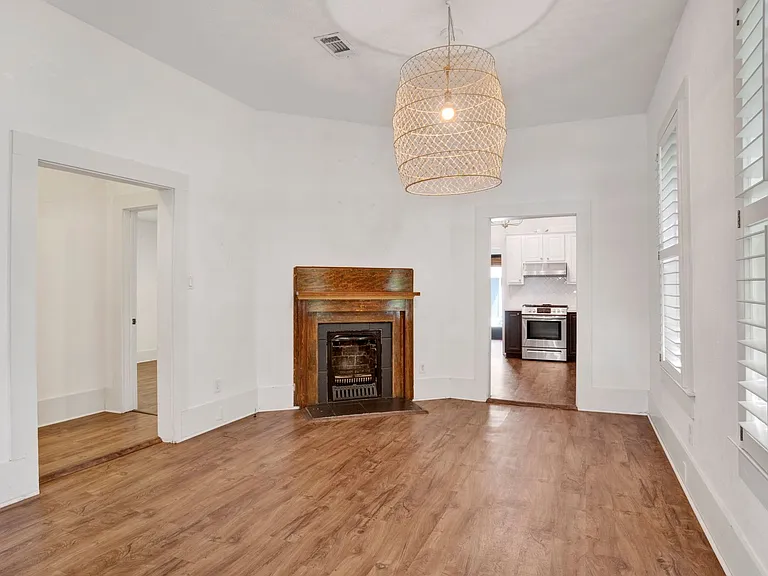 916 E Gonzalez St — Photo 3