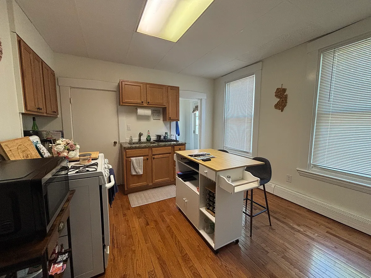 Building Photo - 71-71 W Wyoming Ave #1