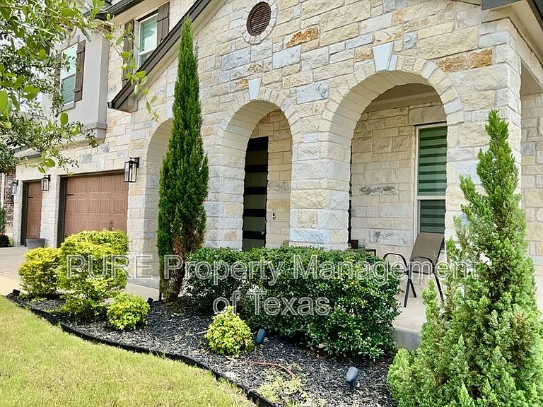 1008 Brenham Ln — Photo 3