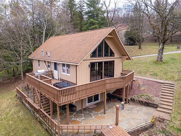 4th image of 266 Alpine Heights Rd