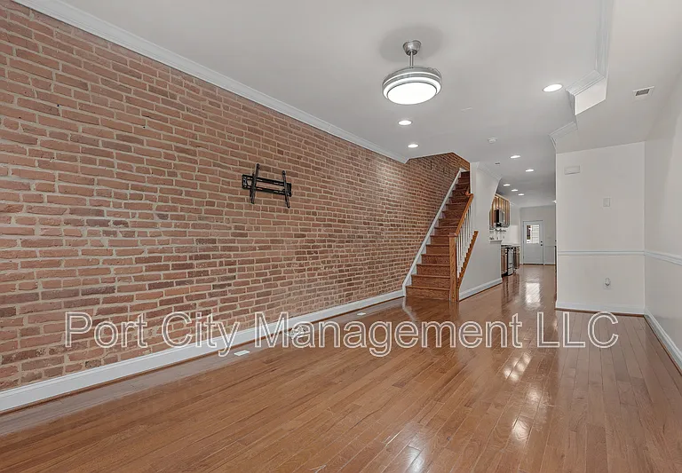 2 W Clement St — Photo 11