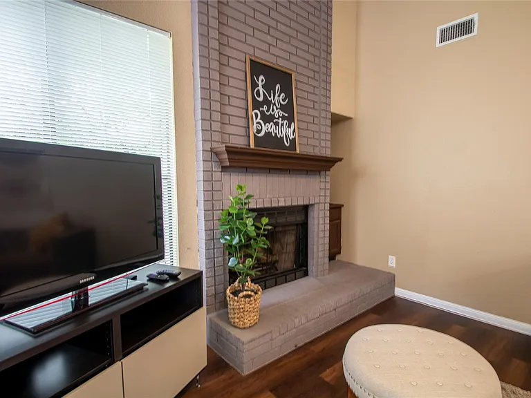 2108 Warfield Way — Photo 5