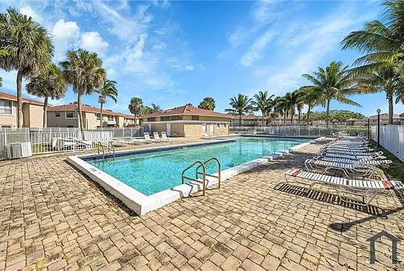 906 Twin Lakes Dr #8-J — Photo 2