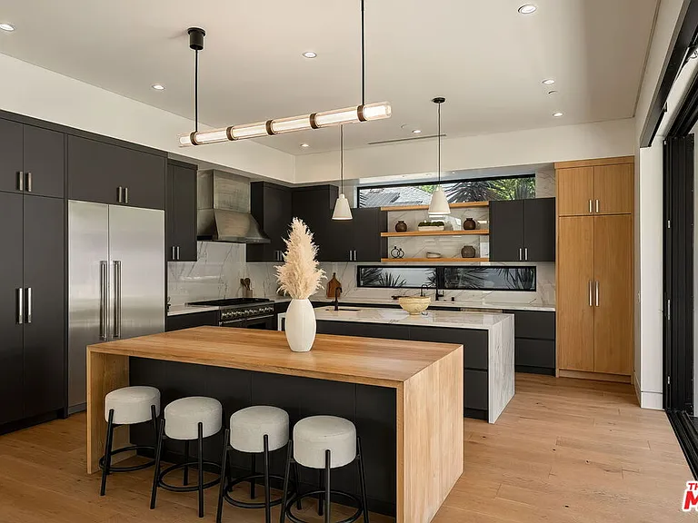 14812 Morrison St — Photo 21