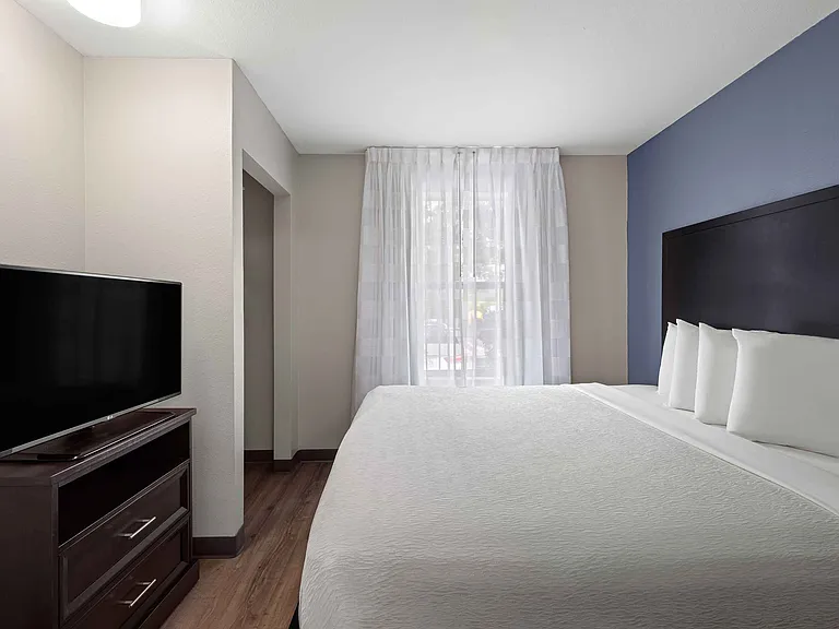 2 Bedroom Suite - 1 King and 1 Queen Bed