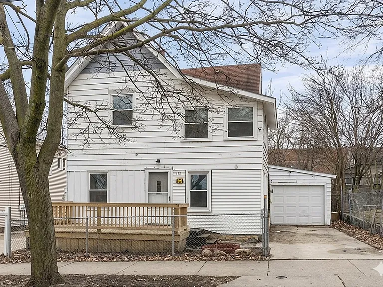 112 Fairbanks St NE — Photo 1