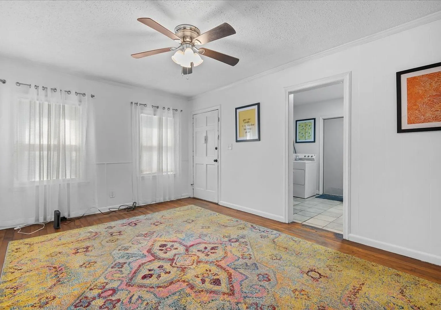 Charming Duplex with Fenced Yard Near Daffin Park 1306 E 53rd St — Photo 4
