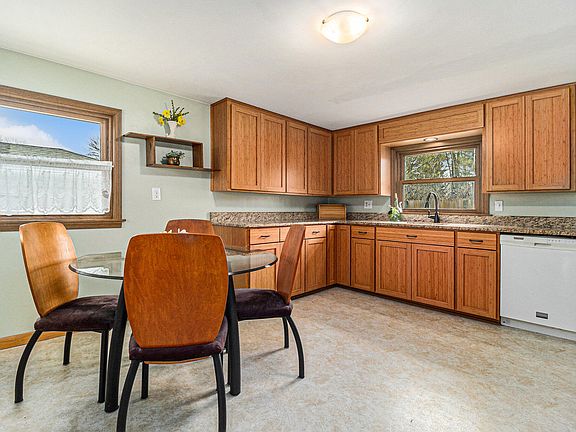 5th image of 422 N Park St