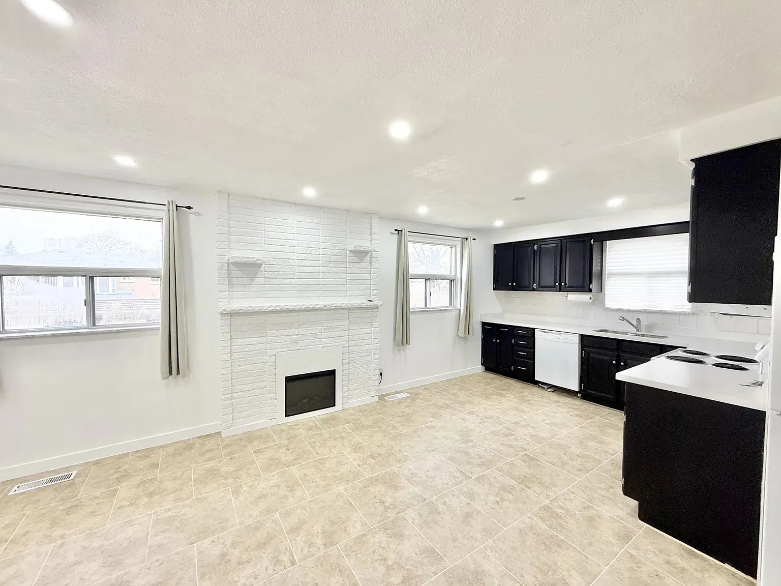 3 bed, 999 sqft, $3,200 — Photo 2