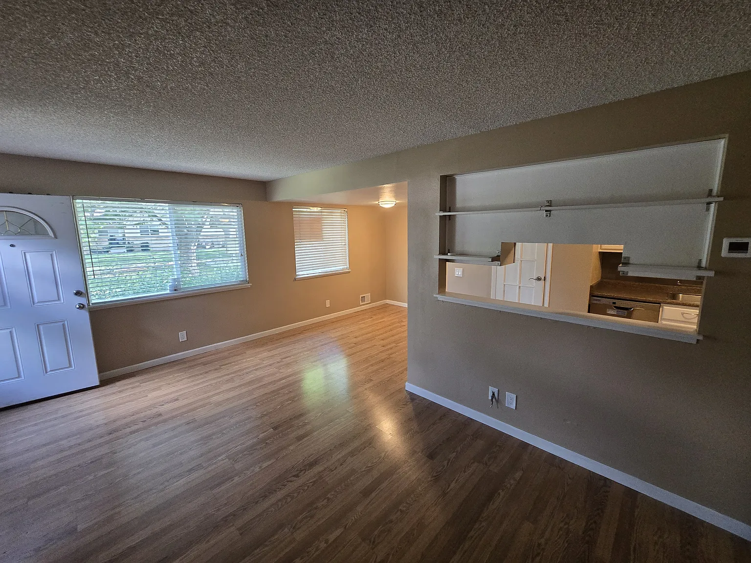 2 bed, 900 sqft, $2,190 — Photo 2
