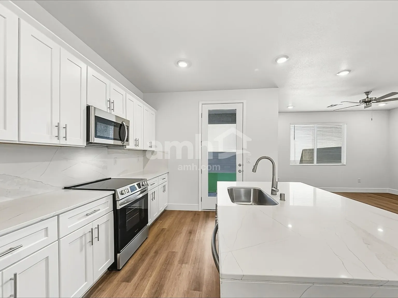 4 bed, 2.5 bath, 1967 sqft, $2,480 — Photo 3