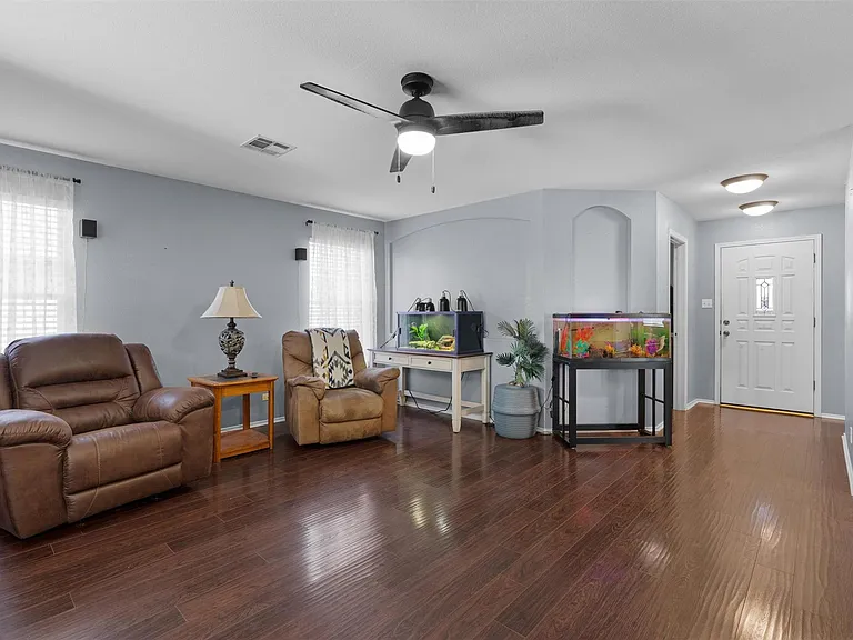 128 Steven St β photo 4