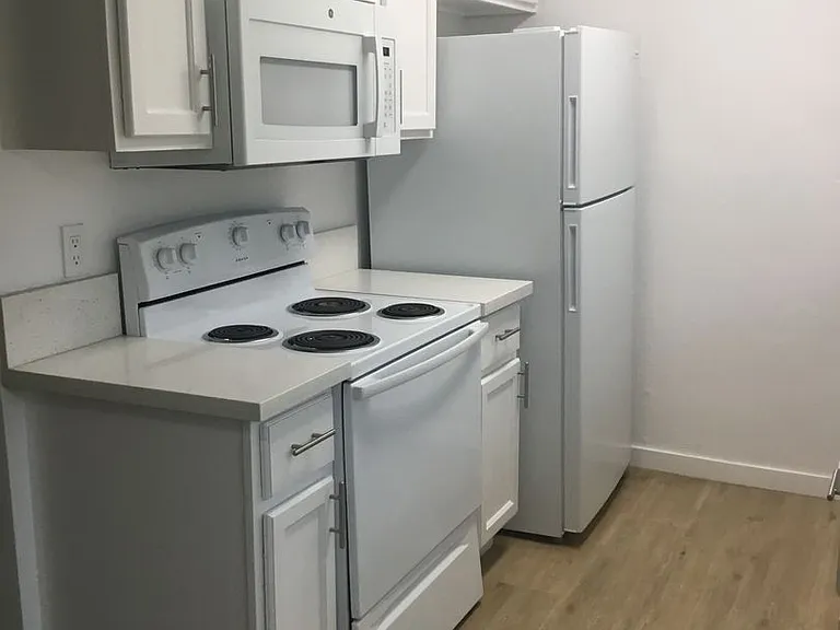 COMPLETELY REMODELED TOWNHOUSE FOR RENT — Photo 5
