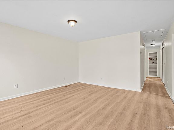 4th image of 29982 Hazelwood St