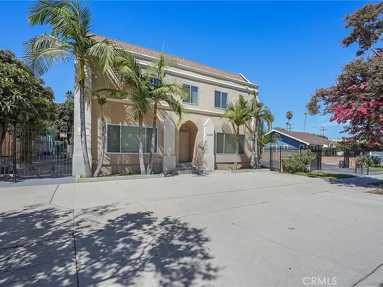 14335 Hamlin St — Photo 3