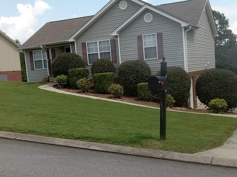210 Farmway Dr SE — Photo 1