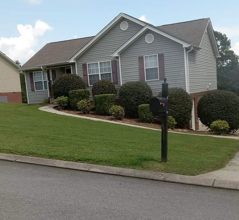 210 Farmway Dr SE