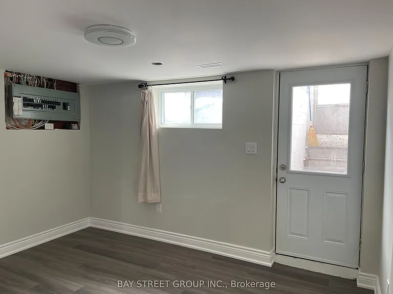 370 Centre St E — Photo 4
