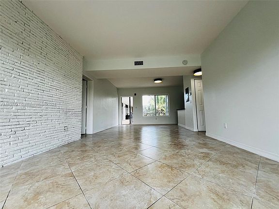 4th image of 946 Bay Dr #8