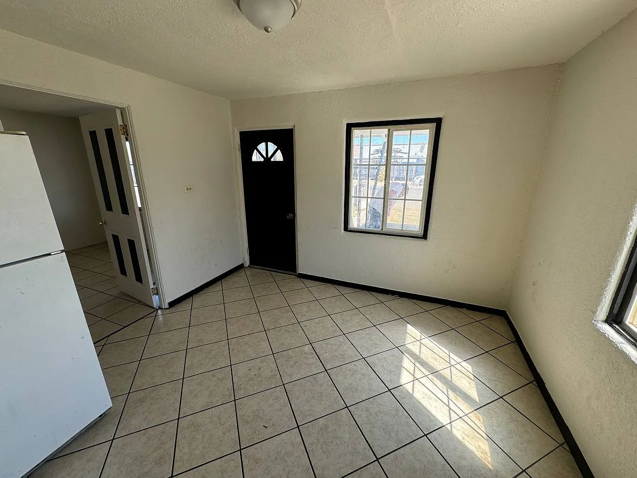 3 bed, 1080 sqft, $1,400 — Photo 3