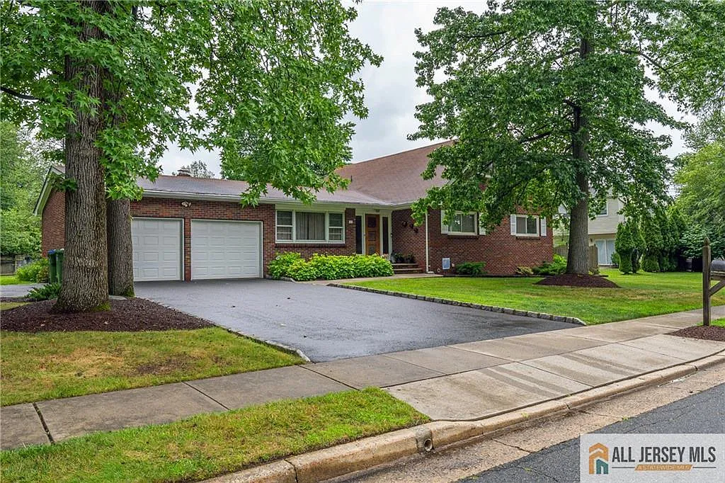 41 Jonathan Dr photo 1