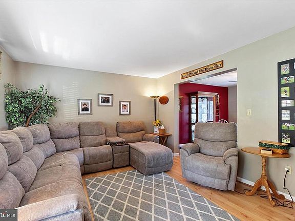 3rd image of 315 Kendale Rd