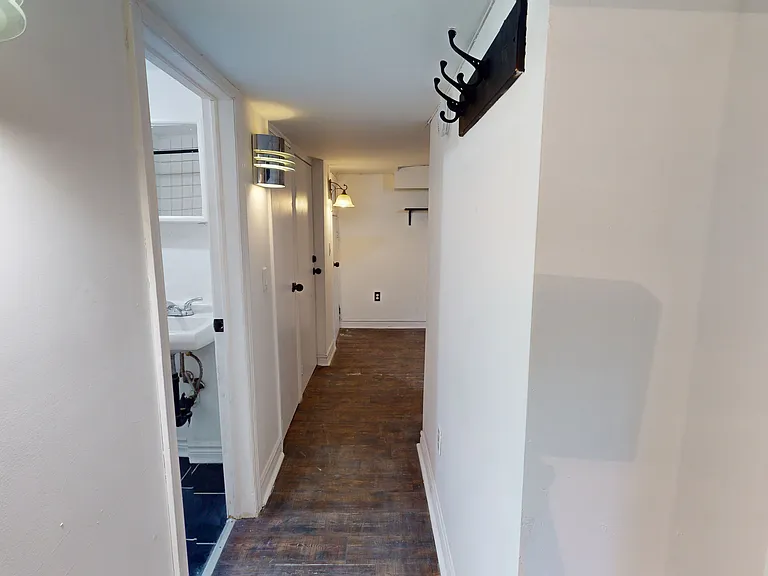 1054 Dovercourt Rd #BASEMENT — Photo 11