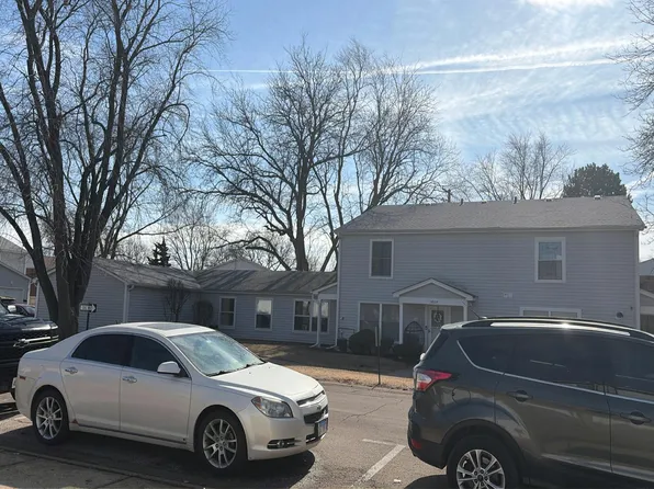 1402 S Glen Cir APT B, Aurora, IL 60506