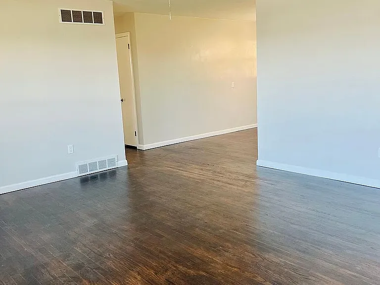 102 Wesley Dr — Photo 2