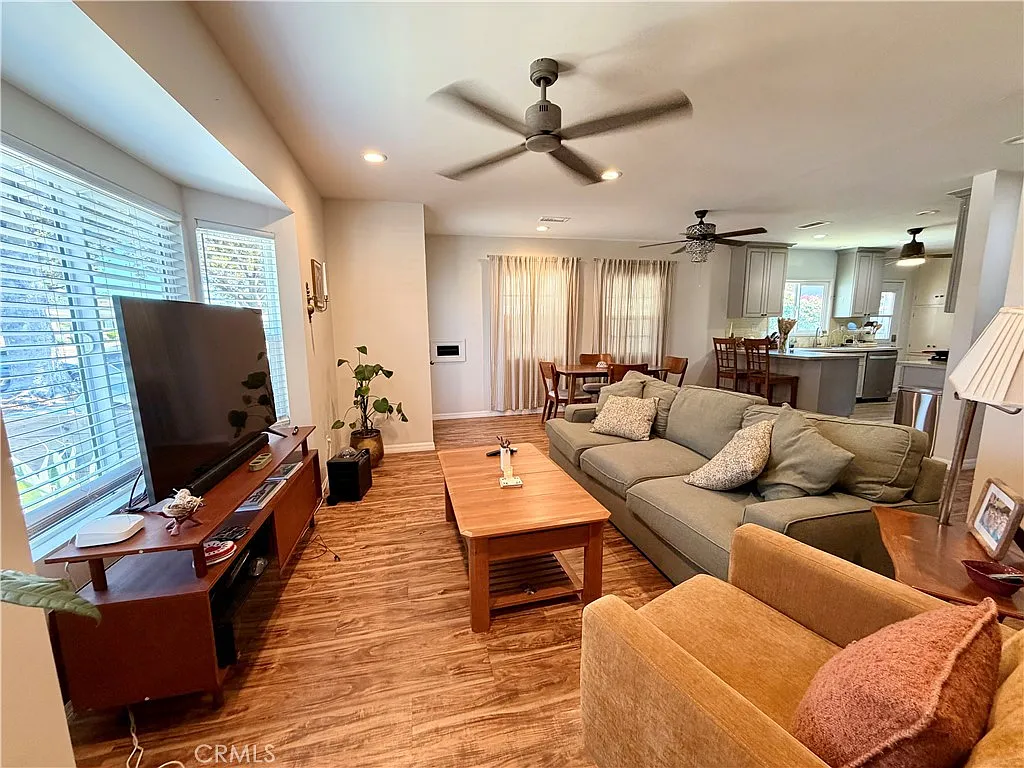 3 bed, 2.5 bath, 1184 sqft, $4,200 — Photo 2