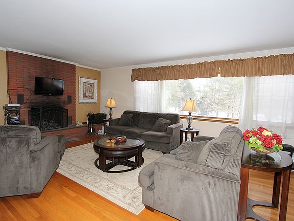 5th image of 2403 Evergreen St