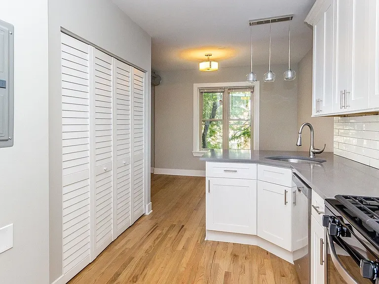 2341 W Ainslie St #1 — Photo 2