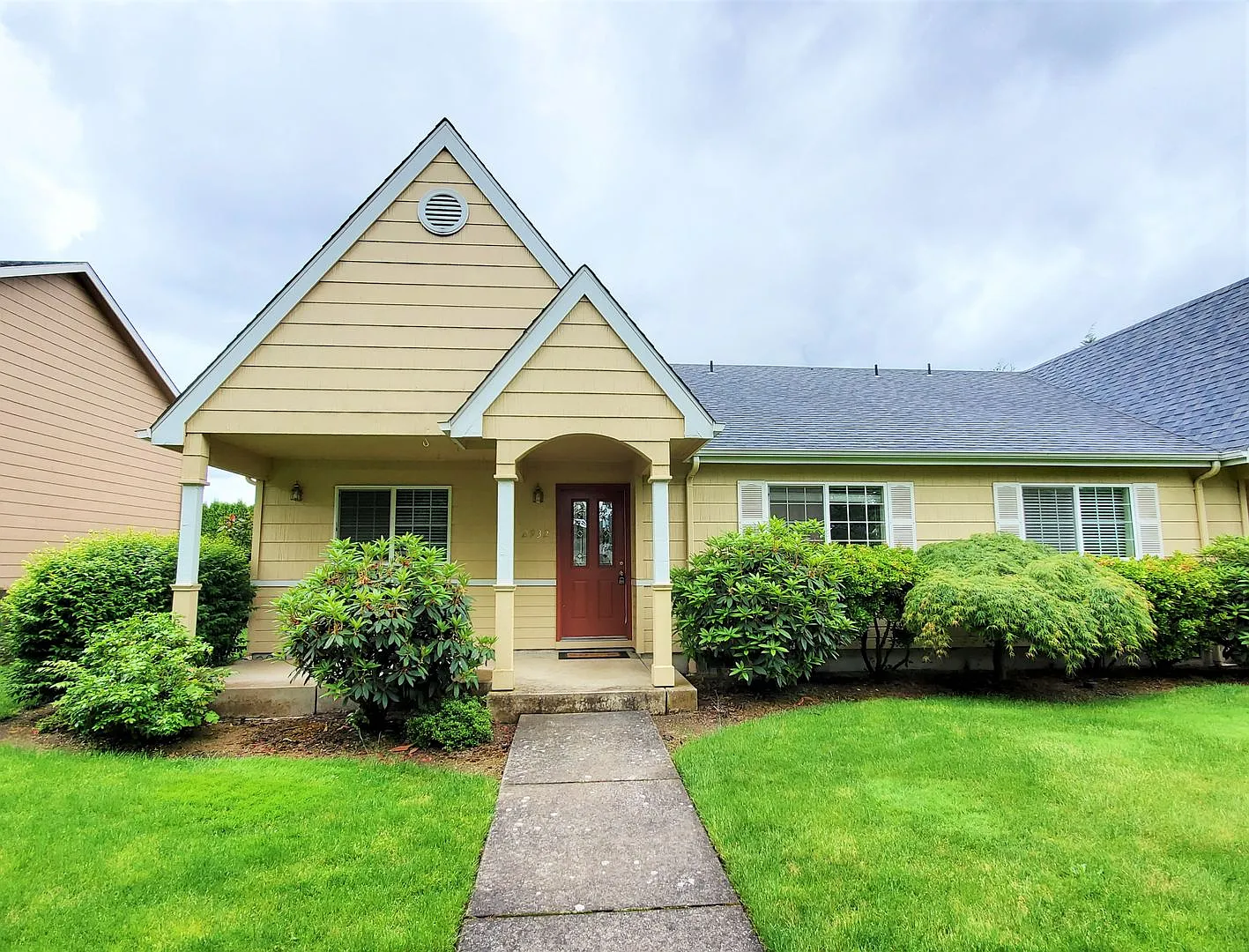 3 Bedroom Duplex with Large Yard — Photo 1
