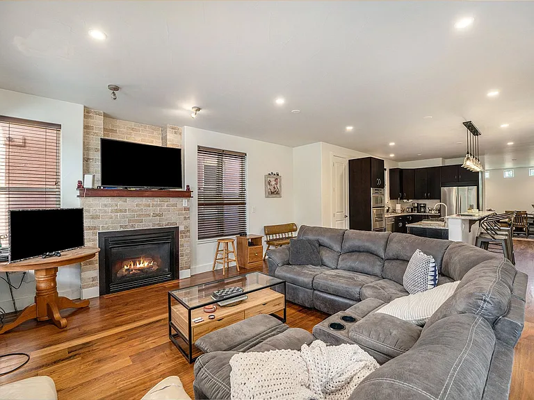 3315 W Hayward Pl — Photo 5