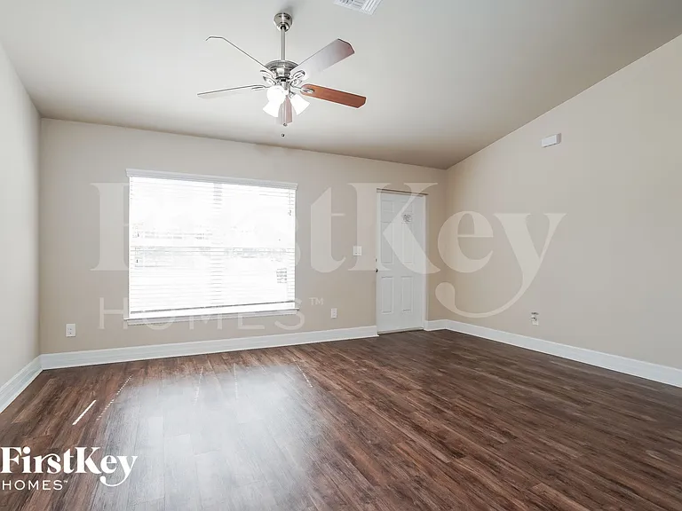 625 SW 13th Ter — Photo 3