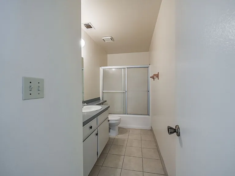 1021 W Perdew Ave — Photo 15