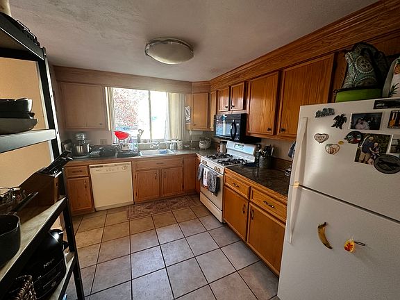 2nd image of 38 Gaslight Ln #38